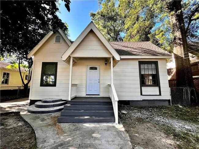 Primary Photo - Lovely 4 Bedroom 1 Bathroom House in Mobile