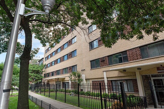 Building Photo - 5917 N Kenmore Ave