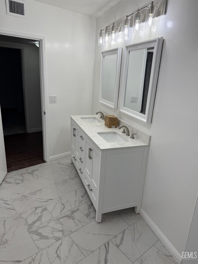 Building Photo - 400 Fairway Dr