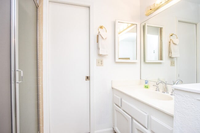 Building Photo - Available! Beautiful fully furnished/equipped 3BR patio home.