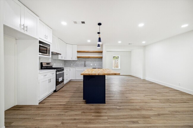 Building Photo - 9319 Carousel Ln