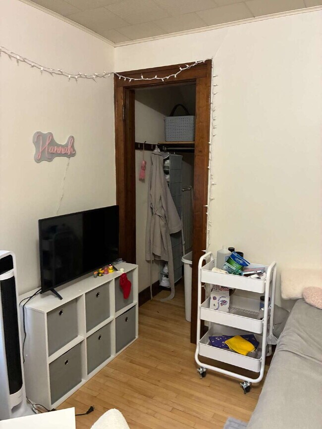 Building Photo - Nice 3 Bed 1 bath close to Water St. and UWEC! Available June 1st