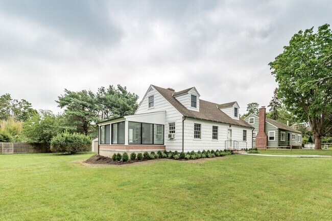 Building Photo - 11 Meadowlark Ln