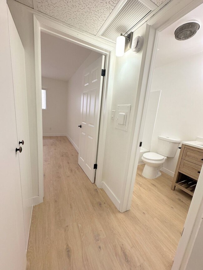 Building Photo - Vintage & Gorgeous 1bd/1ba unit in Sherman...