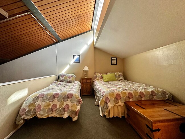 Building Photo - Spacious 2 Bed + Bonus Bedroom, 2 Bath Apa...