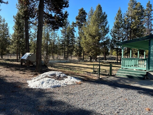 Building Photo - Cute Home Close to Everything