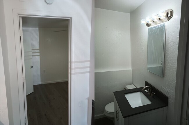 Building Photo - Cozy One Bedroom Apartment