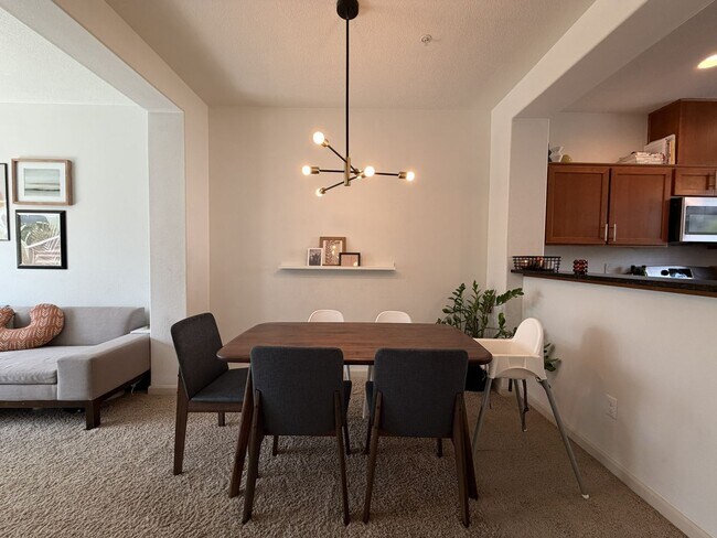 Building Photo - 10721 NE Gateway Pl