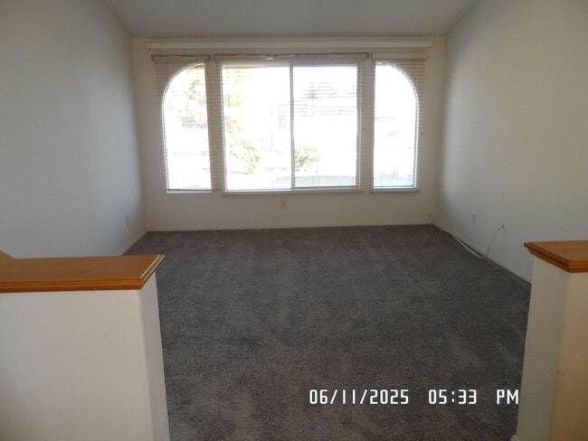 Building Photo - 3 Bedrooms, Den, 2 Bathrooms, 3 Car Garage...