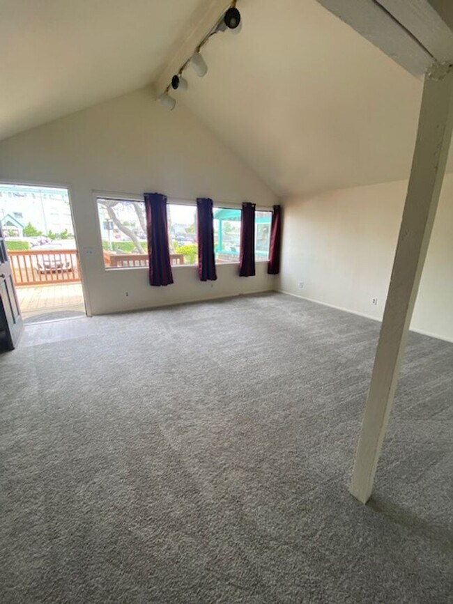 Building Photo - Downtown Seaside-Charming 1bd/1ba