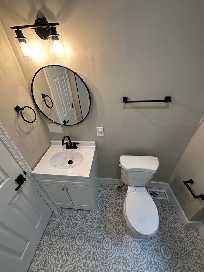 Building Photo - Newly Renovated 4BR/2BA Family Home in Win...