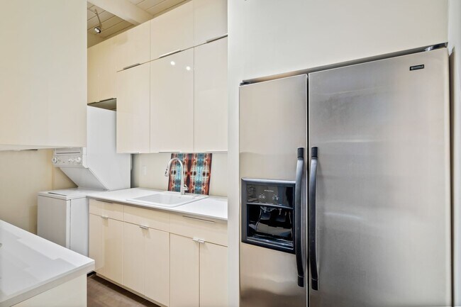 Building Photo - 2/2 with carport - fenced backyard