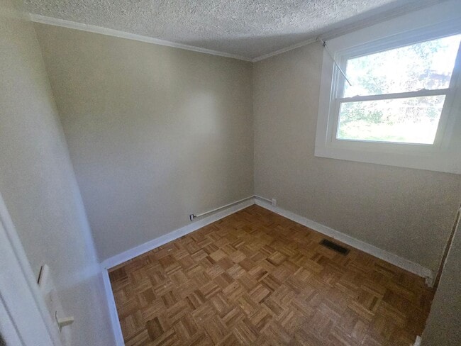 Building Photo - Lenoir 3/1 Close to J.E. Broyhill Park