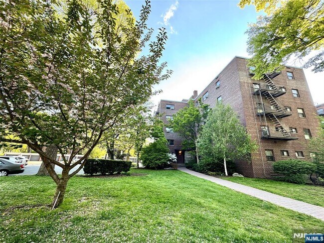 Building Photo - 400 Fairview Ave