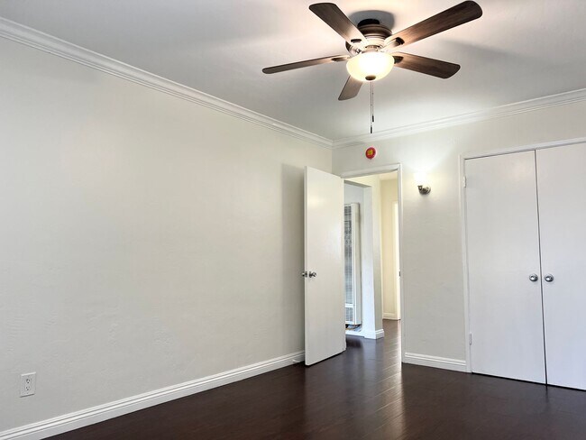 Building Photo - Bright 2 bed 1 bath in Pacific Beach