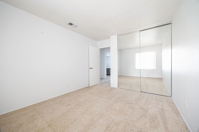 Building Photo - Cozy 3-Bedroom Home Just Walking Distance ...