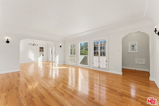 Building Photo - 125 N Orange Dr