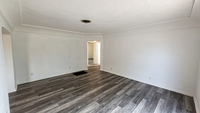 Building Photo - Large 3 Bedroom 2 Bath Front House!