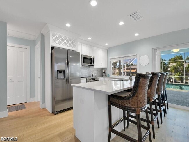 Building Photo - 3840 SE 13th Ave