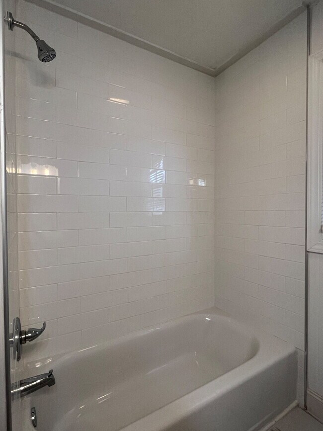 Building Photo - 3 Bedroom close to Campus!!