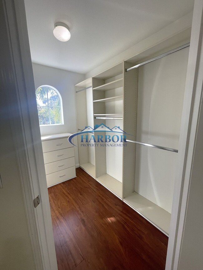 Building Photo - For Lease: 3 Bed, 2.5 Bath in Gated Parksi...