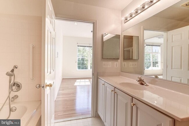 Building Photo - 10706 Symphony Way