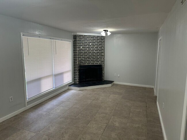Building Photo - 2748 Woodside Dr