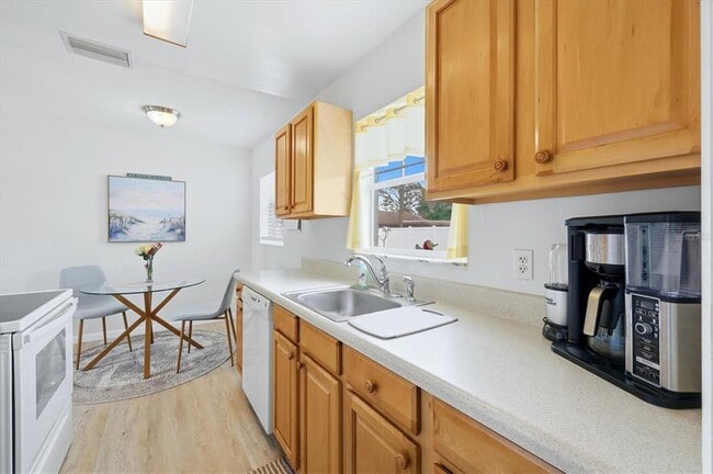 Building Photo - 723 S Brink Ave