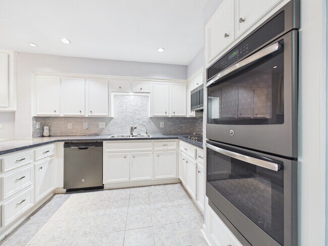 Building Photo - 7655 S Braeswood Blvd