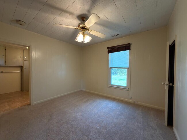 Building Photo - 6919 Deep Springs Rd