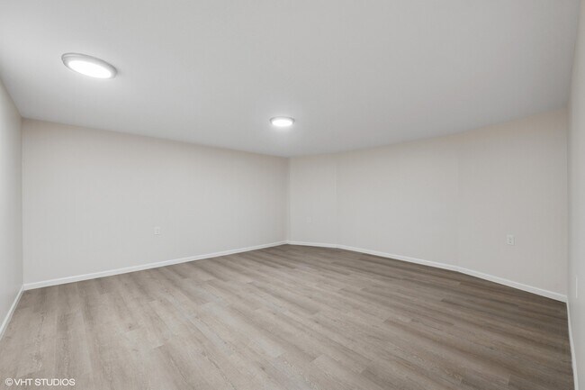 Building Photo - 30 Crescent Dr