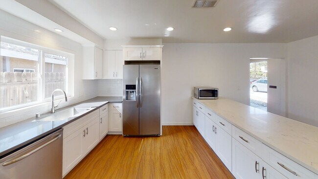 Building Photo - 7BD/3BA, Great Backyard w/ POOL!!! (Lease ...