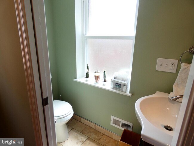 Building Photo - 2043 Martha St