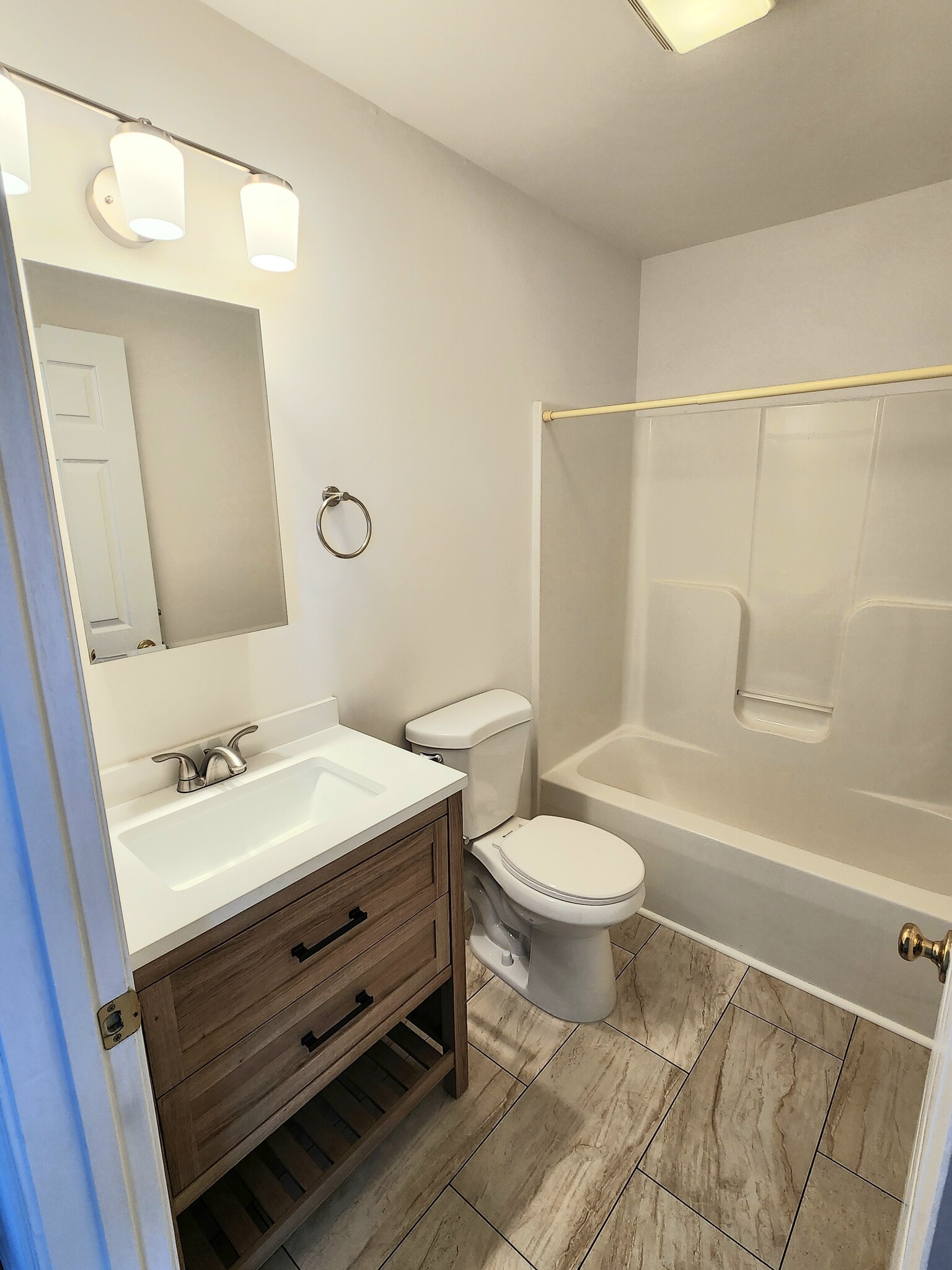 Full bath in Primary bedroom - 340 W German St