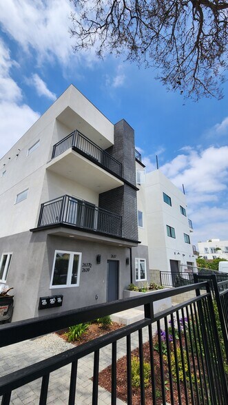 Building Photo - 2637 S Cochran Ave