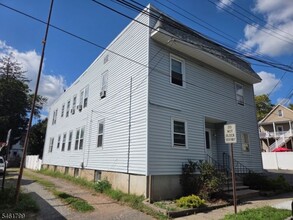 Building Photo - 10 Lois Pl