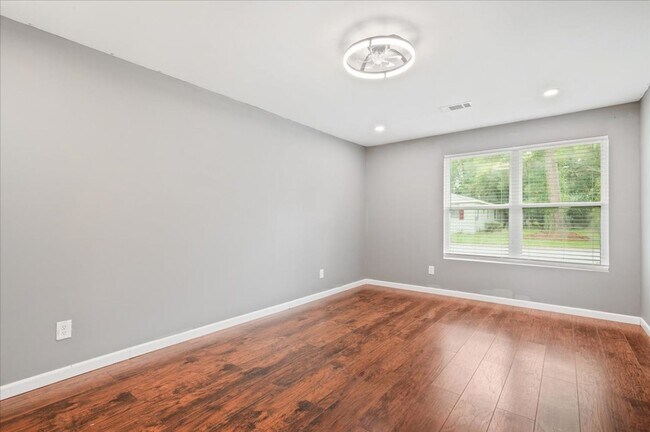 Building Photo - 2120 Krenson St