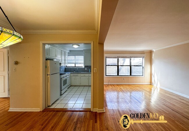 Building Photo - Newly Updated Spacious 2 bedroom Flat in R...