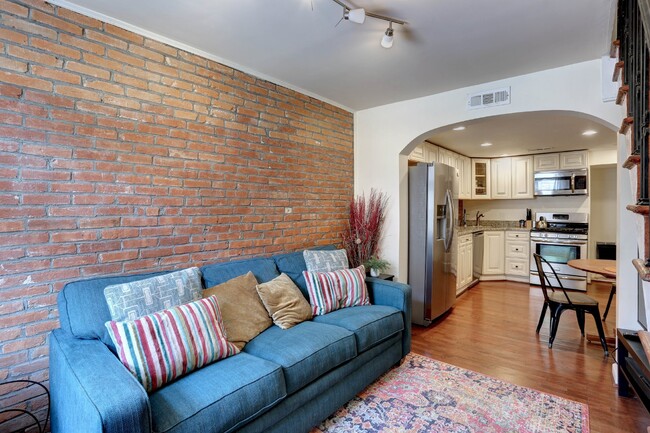 Building Photo - Charming 2BD/1BA - Upper Fells Point Townhome