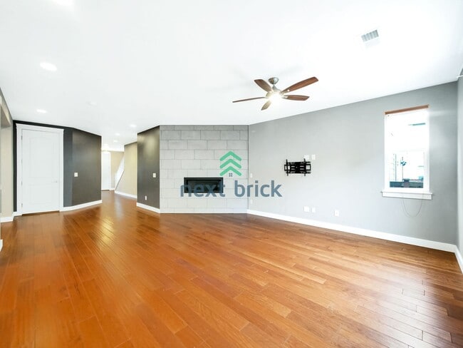 Building Photo - 4 BED AND 2.5 BATH SINGLE FAMILY HOUSE FOR...