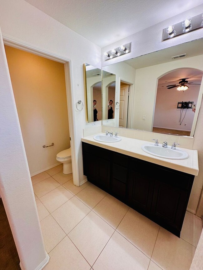 Building Photo - Luxury Tri-Level Townhome 2bd 2.5bth w Bon...