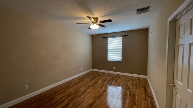 Building Photo - Unfurnished Annual Rental