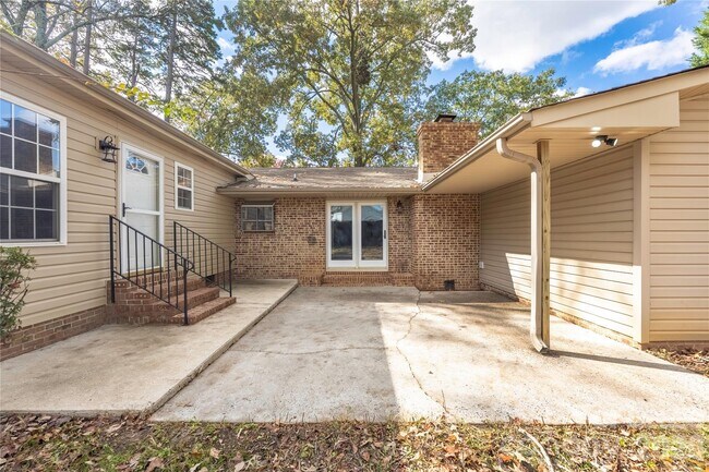 Building Photo - 203 Ewing Dr