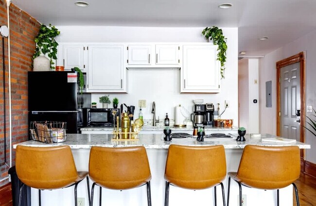 Building Photo - 1180 N High St