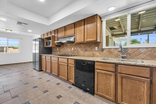 Building Photo - 6 Bedrooms, 3 Bath,  Pool CLOSE TO ASU (Rural & Broadway)