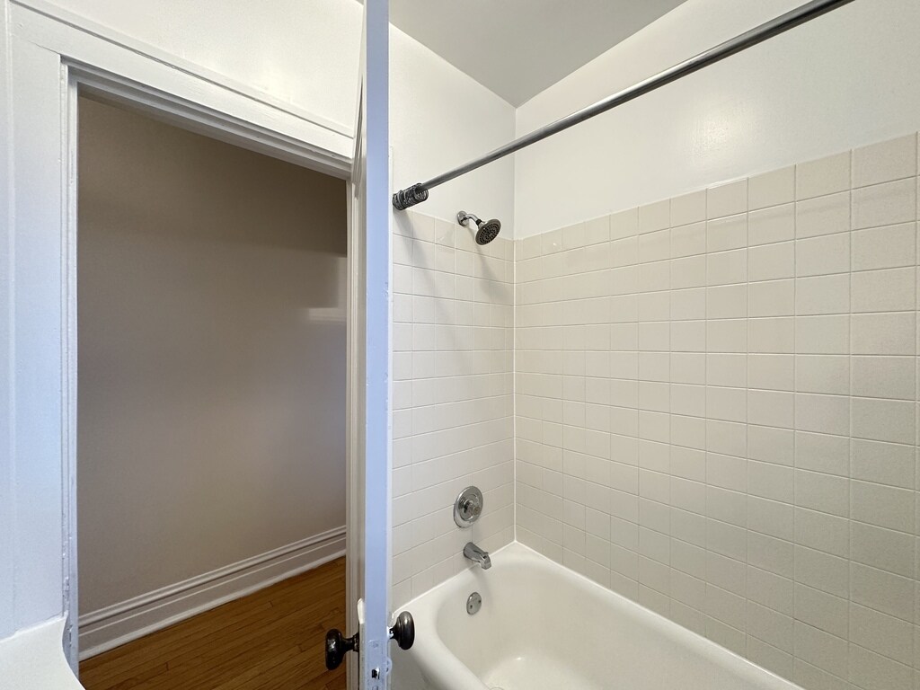 Building Photo - 1913 W Larchmont Ave