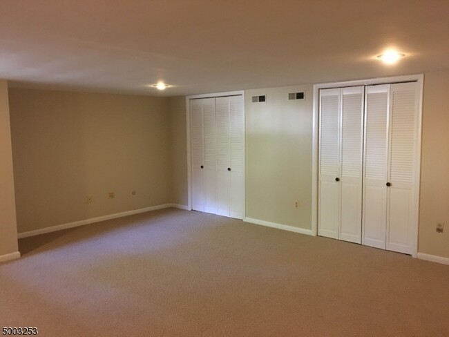 Building Photo - 915 Yorkshire Dr