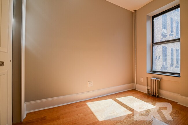 Building Photo - 442 Lorimer St