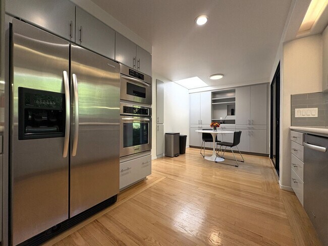 Building Photo - Eichler-Style Gem in Desirable Triple El N...