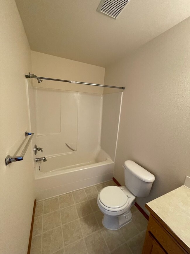 Building Photo - Beautiful 4 Bed-3 Bath House in CDA!